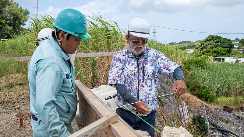 現場で測量を行う社員