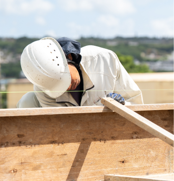 現場で作業するスタッフ1