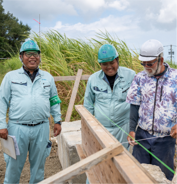 現場で作業するスタッフ2
