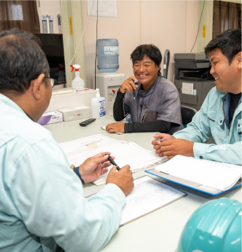 測量中のスタッフ