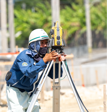 測量中のスタッフ