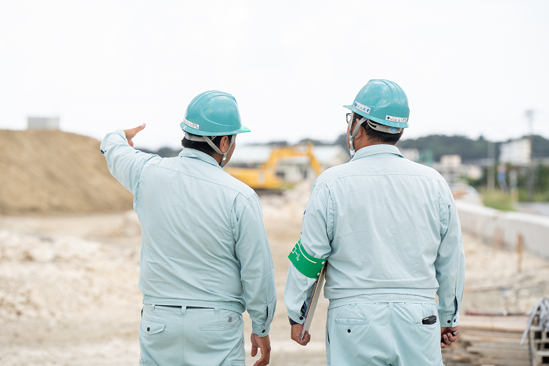 現場で打ち合わせをする社員