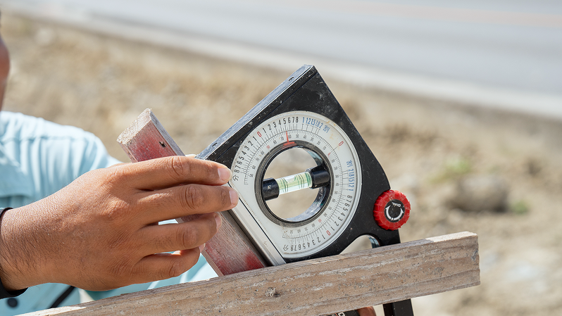 現場で測量を行う社員