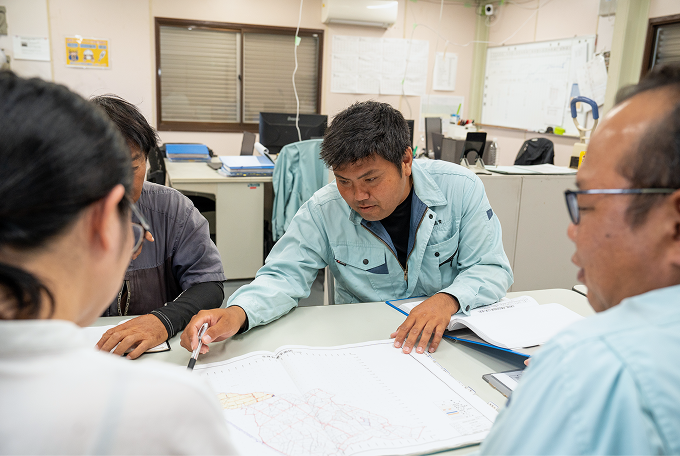 現場で打ち合わせをする社員